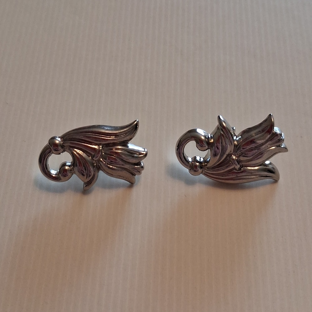 Beautiful Vintage Avon Silver-Tone Tulip Post Back Earrings Floral Feminine